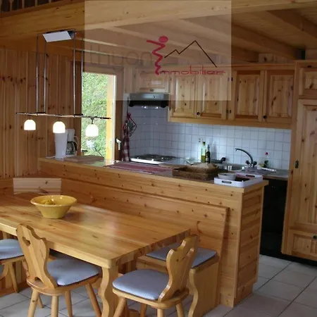 Chalet Volets Rouges