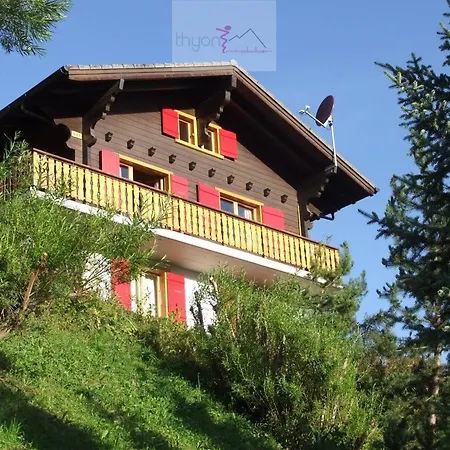 Volets Rouges Chalet Vex